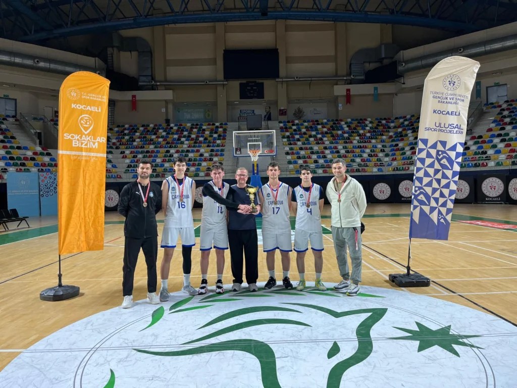 Genç basketbolcular Çayırova’ya şampiyonluk getirdi