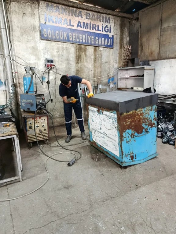 Gölcük Belediyesi konteynerleri yeniliyor