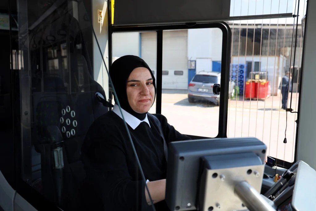 Kocaeli’de ulaşıma ‘anne eli’ değdi