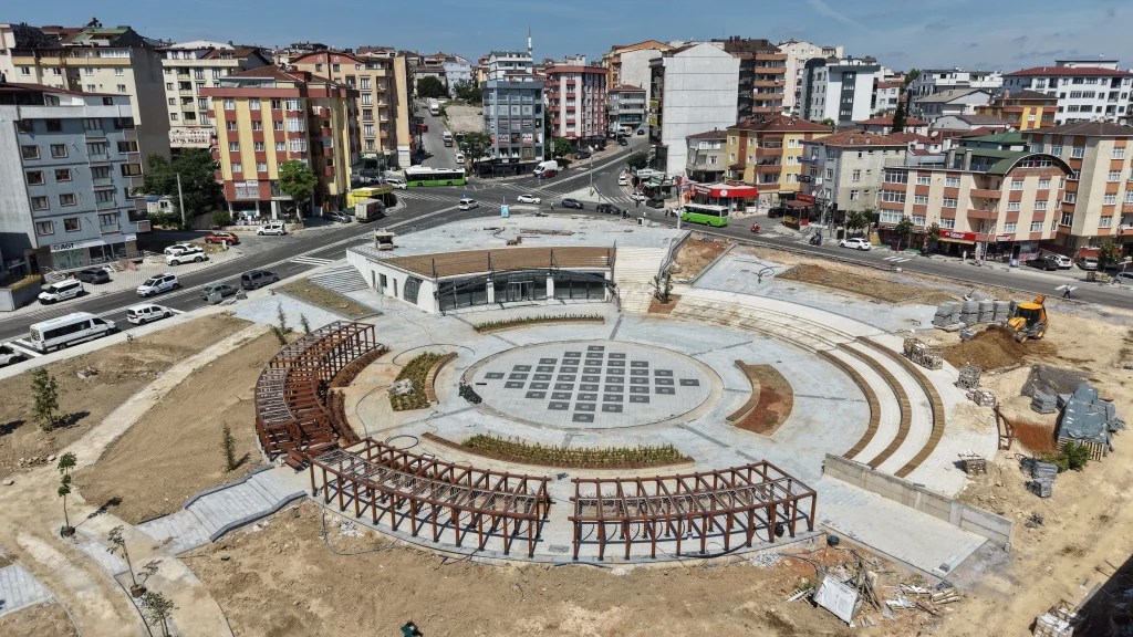 Çayırova Kent Meydanı açılışa hazırlanıyor