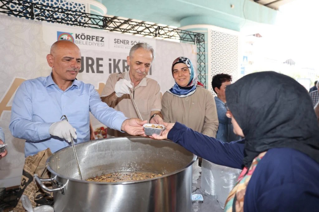 Körfez Belediyesi 4 bin aşure dağıttı
