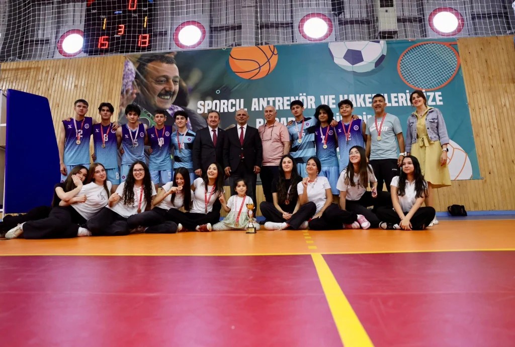 Körfez’de liseliler kupalarını aldı