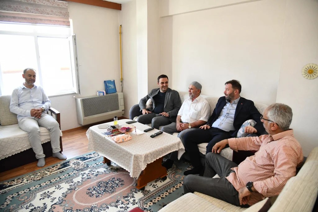 Başkan Özlü hacıları evlerinde ziyaret etti