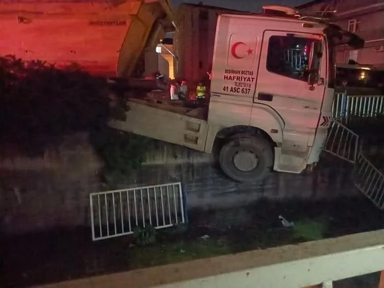 Yarımca’da freni boşalan TIR kanala düştü!