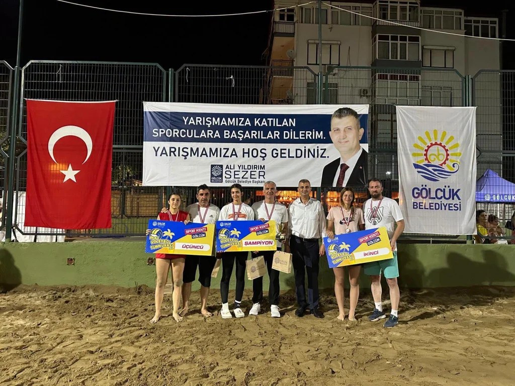 Minik Voleybolcular Sahada Ter Döktü!