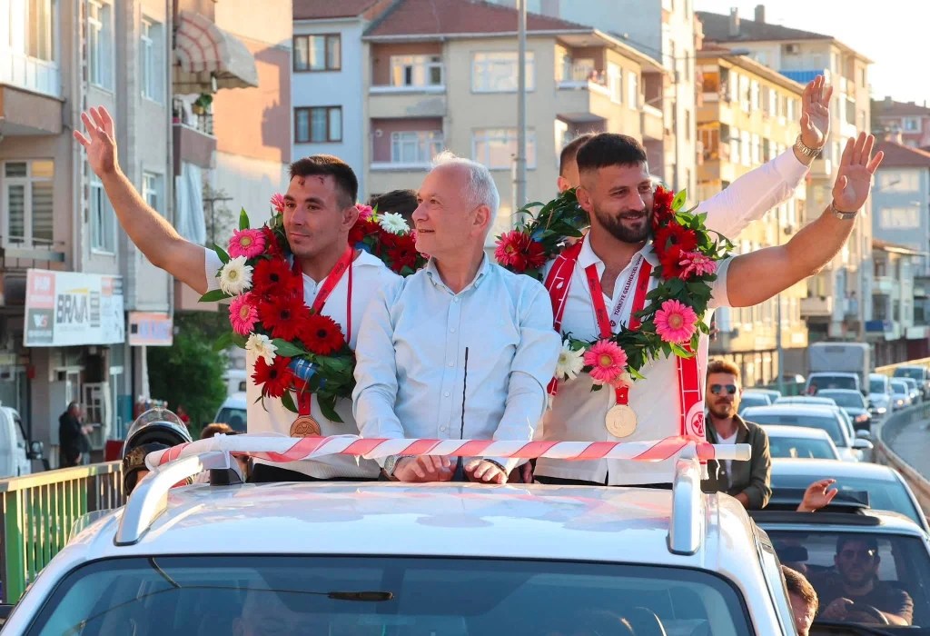 Kırkpınar kahramanlarına coşkulu karşılama
