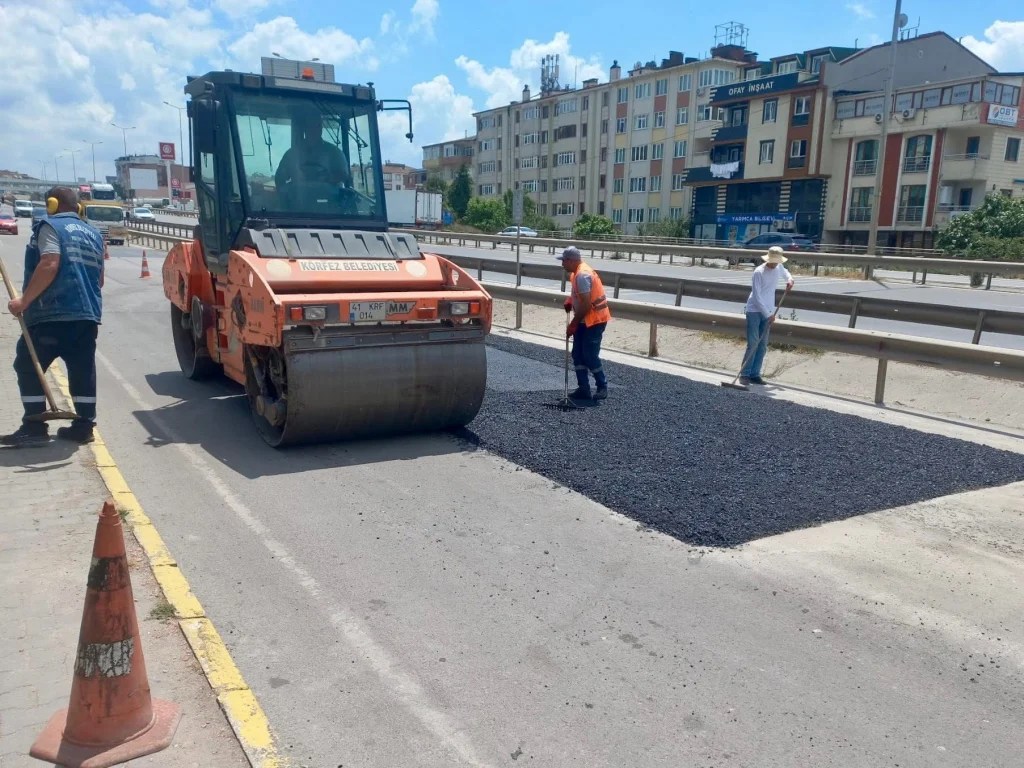 Körfez’de yol bakım mesaisi sürüyor