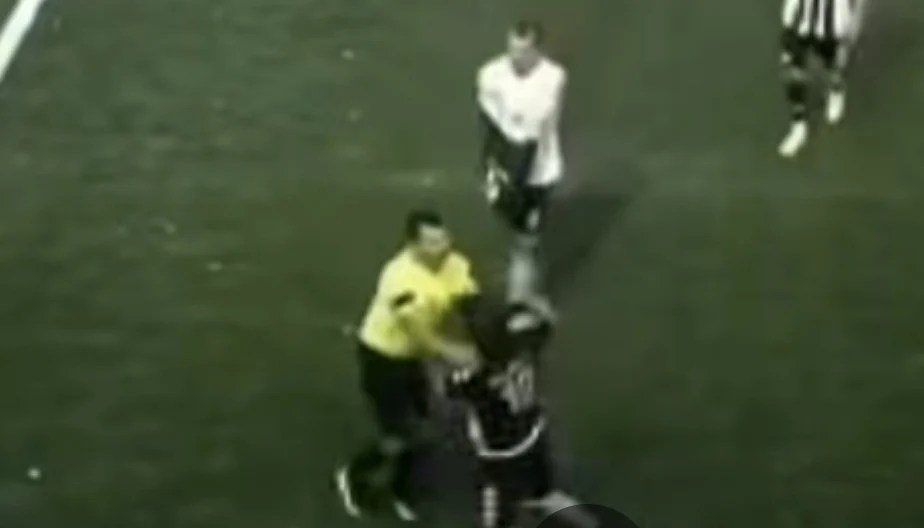 Mini Futbol Turnuvasında Hakeme Yumruklu Saldırı!