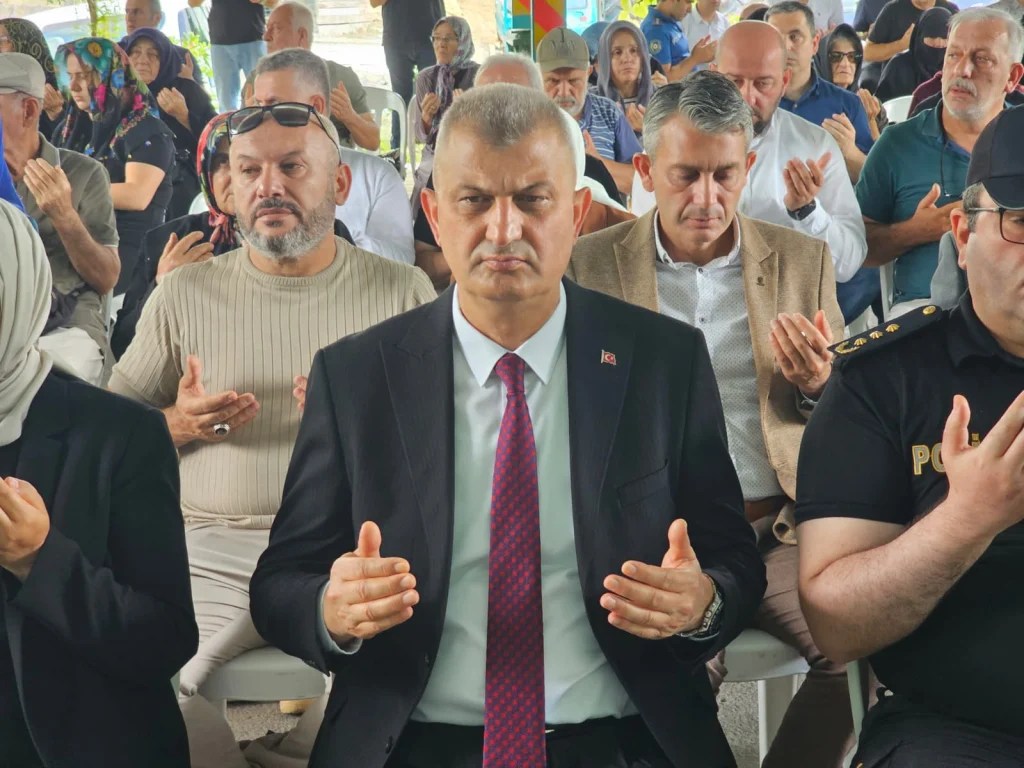 Deprem şehitleri mezarları başında anıldı!