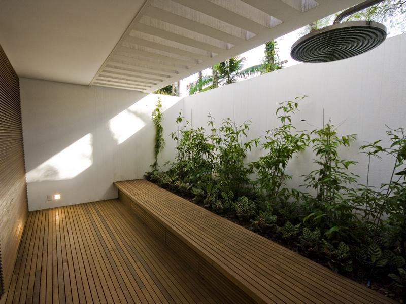 Create the perfect front yard and backyard landscapes with our gardening tips. Interior Garden | Pricey Pads