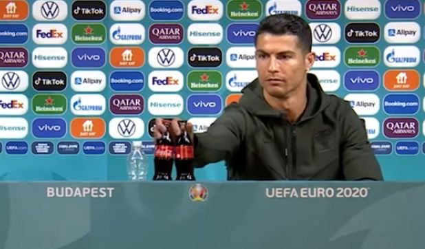 Pemain depan portugal cristiano ronaldo (kanan) bereaksi ketika para pemain belgia merayakan kemenangan mereka di akhir pertandingan sepak . Dunia Geger Cristiano Ronaldo Cuma Geser Botol Saham Coca Cola Anjlok Hingga Rp57 Triliun Prokabar