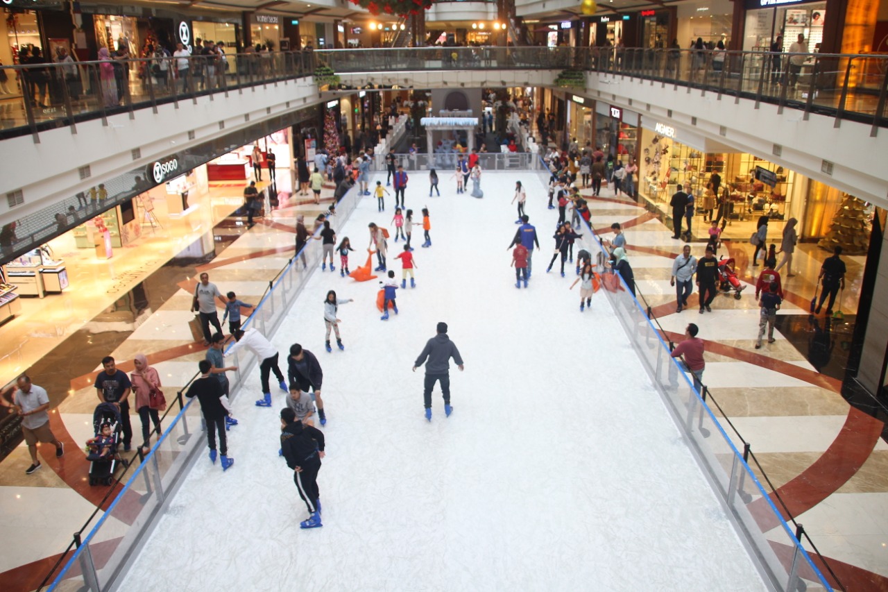 Liburan Natal, Pondok Indah Mall Punya Wahana Ice Skating Ala Kota Salju |  urbanasia.com