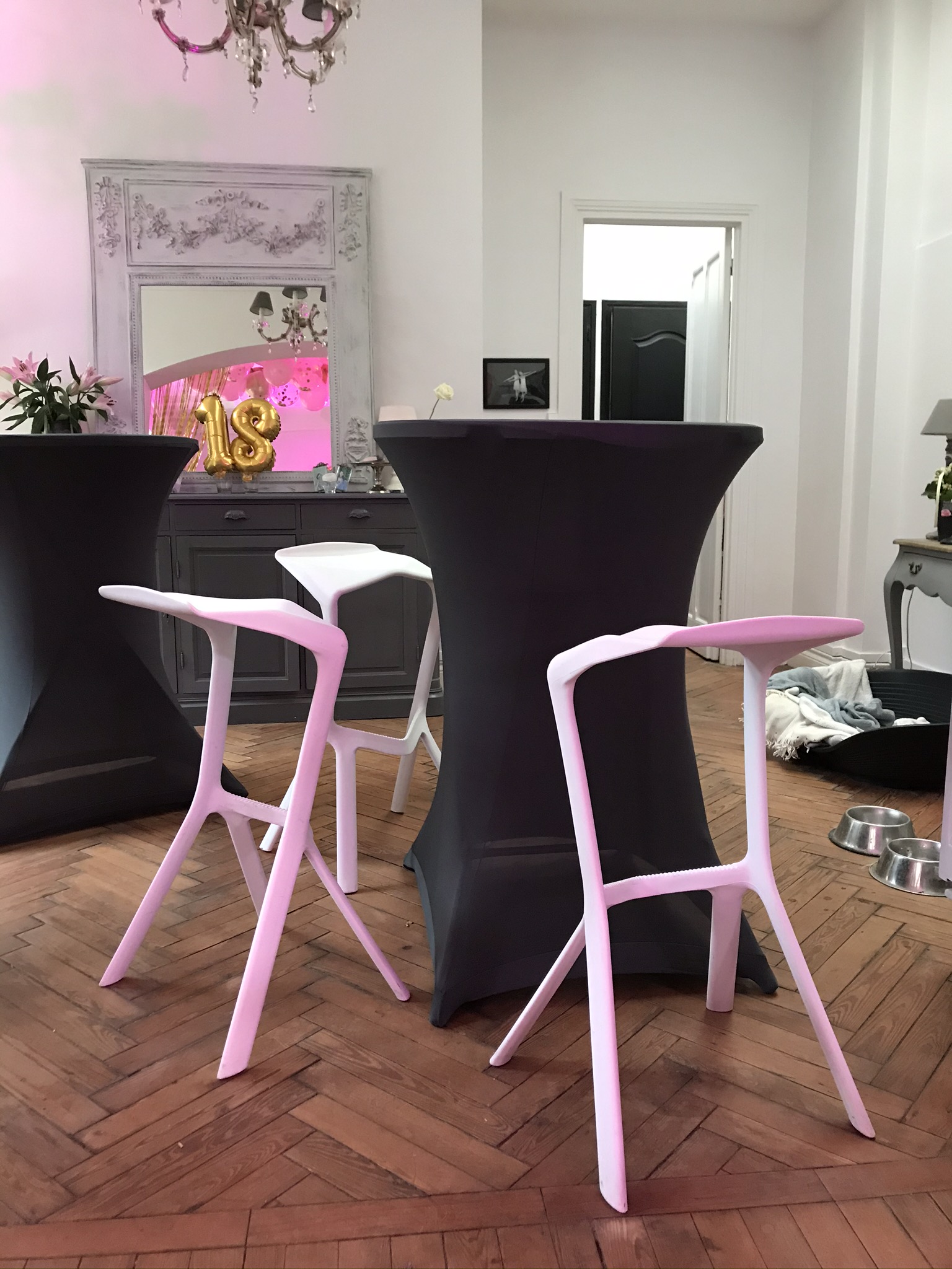 prestation mage debout: tabouret