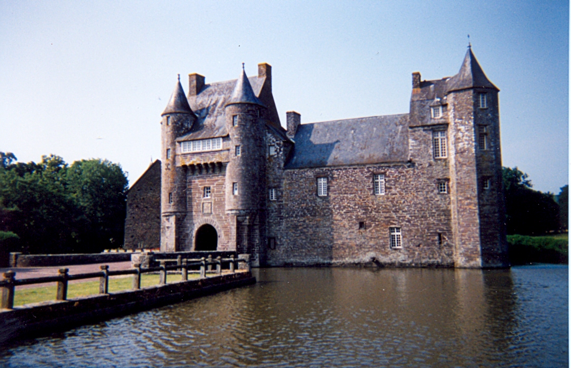 Résultat de recherche d'images pour "chateau de Comper"