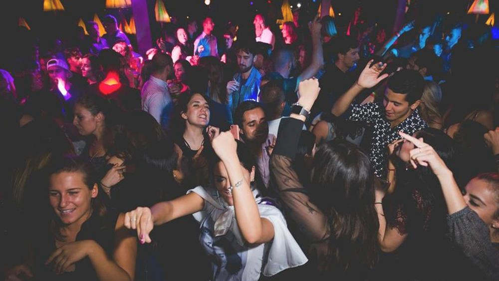 Chiuse due discoteche a milano. 800 persone senza mascherina, chiude discoteca a Custonaci