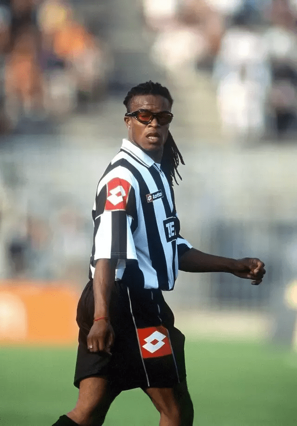 Lelaki asal belanda tersebut dikenal . Does any international footballer wear spectacles while