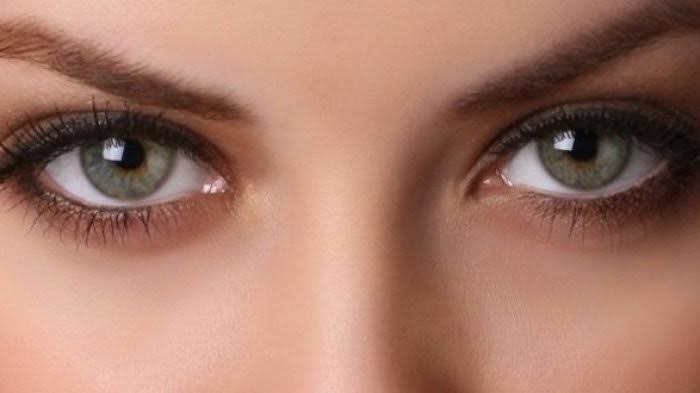 Apa hal yang membuat orang menatap kita terus menerus dan saat kita ngeuh  pun dia masih menatap? - Quora