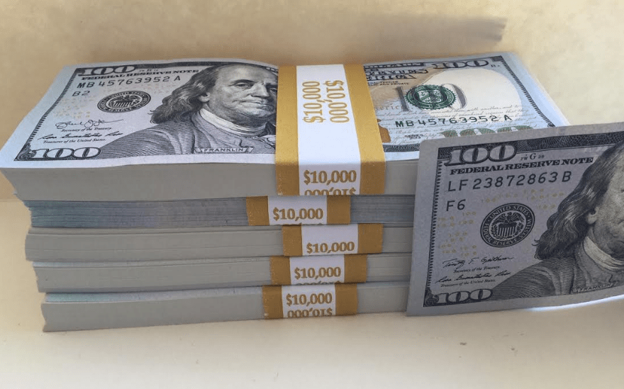 Jika Anda memiliki 1 juta dolar dalam koper dan pergi ke luar negeri dengan  penerbangan tanpa pemberitahuan apa pun, apakah petugas bandara  memperhatikan uang itu? - Quora