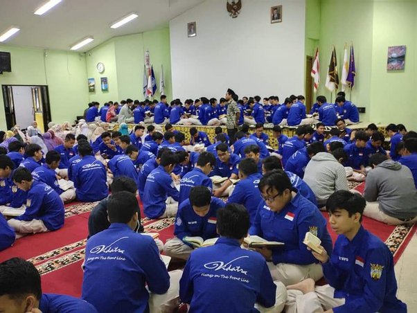 Apa pendapat Anda tentang keharusan mengenakan seragam sekolah saat sekolah  daring? - Quora