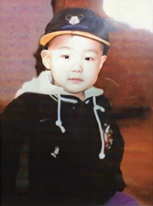 Menurut koreaboo, bekas luka itu berasal dari kecelakaan masa kecil saat dia menabrak toilet. Imut Dan Tampan 9 Potret Masa Kecil Suga Bts Yang Lagi Ulang Tahun Milzeru