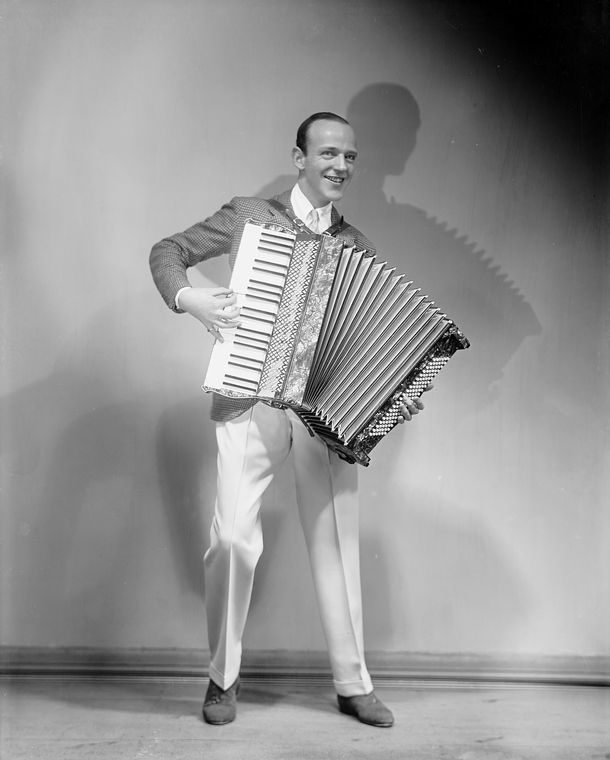 Gitar Listrik Organ Akordeon Dimainkan Dengan Cara