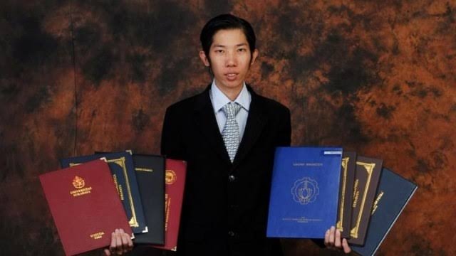 Bolehkah seseorang mengambil kuliah S1 lebih dari satu kali? Jika gelarnya  sama, apakah penulisan gelar akan dilakukan lebih dari satu kali? Misalnya  Budi S.T, S.T? - Quora