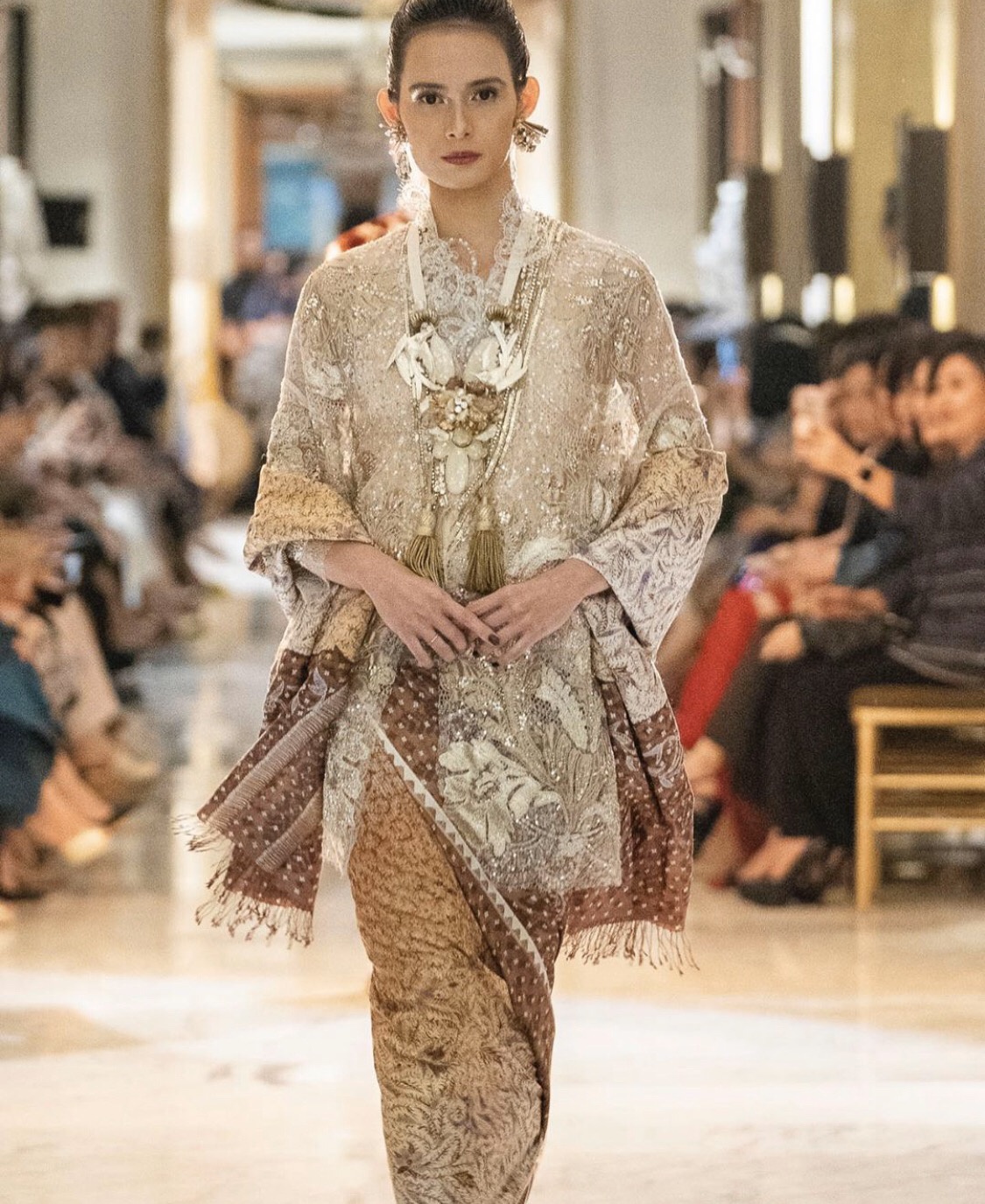 Sebagai seorang desainer mode, hal-hal apa sajakah yang perlu diperhatikan  dalam proses pembuatan sepotong baju? Nilai apa sajakah yang menjadi acuan  dalam karya tersebut? - Quora