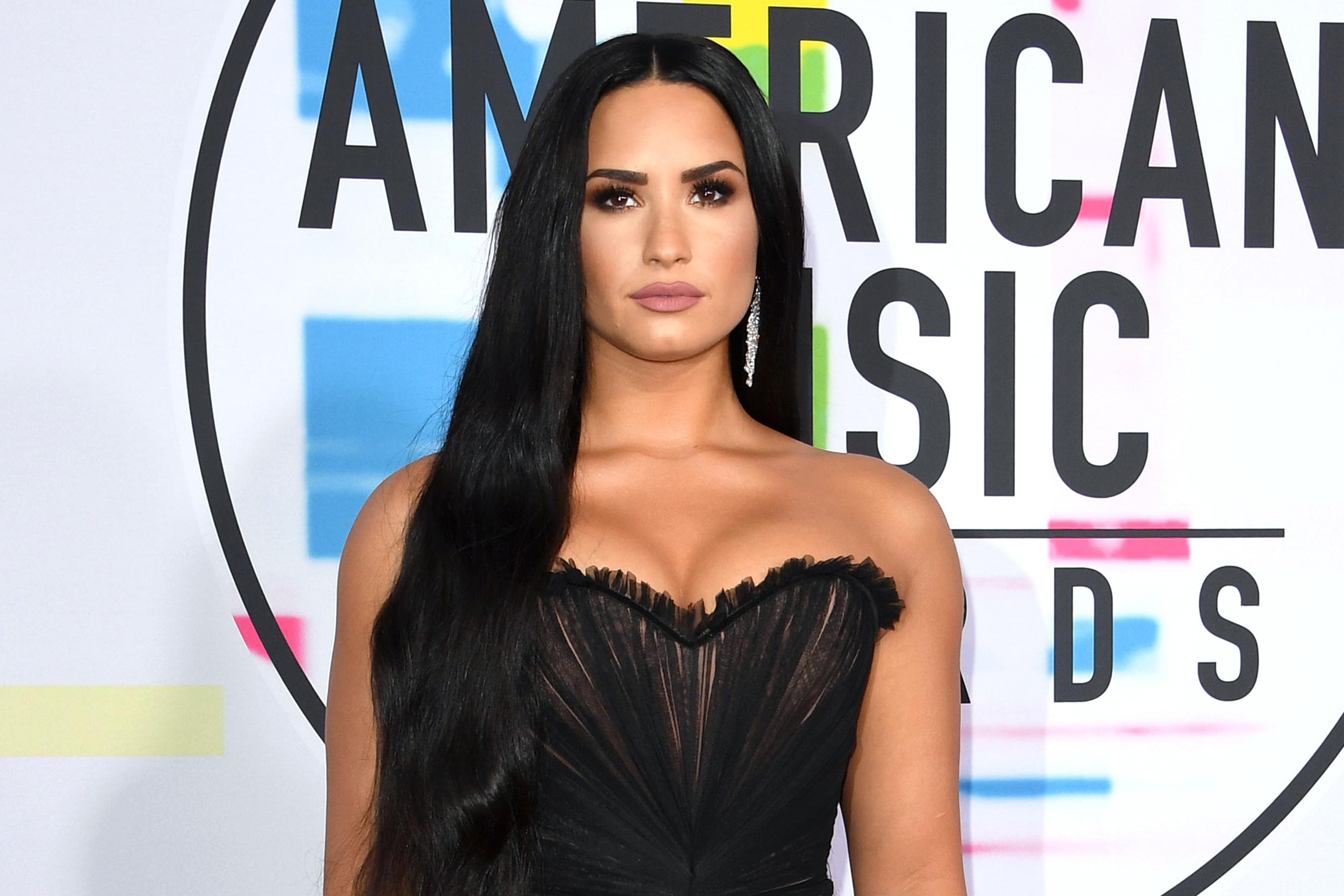 Mengapa Demi Lovato mengubah kata ganti mereka menjadi &lsquo;mereka/mereka&rsquo;? -  Quora