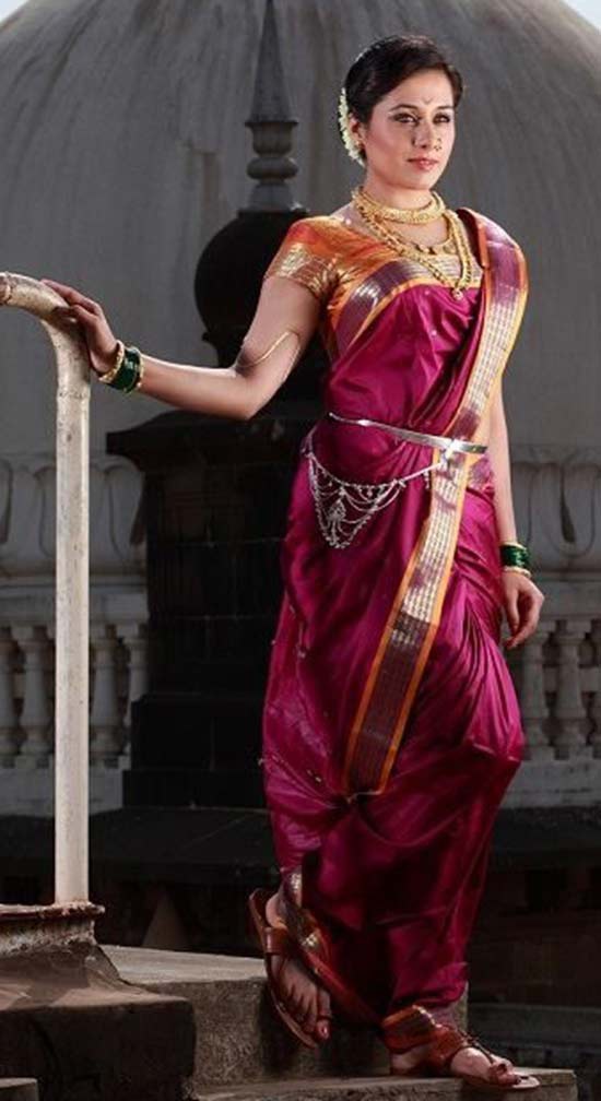 Think tall, dark and handsome is your type? What are some of the best pics of women in saree? - Quora