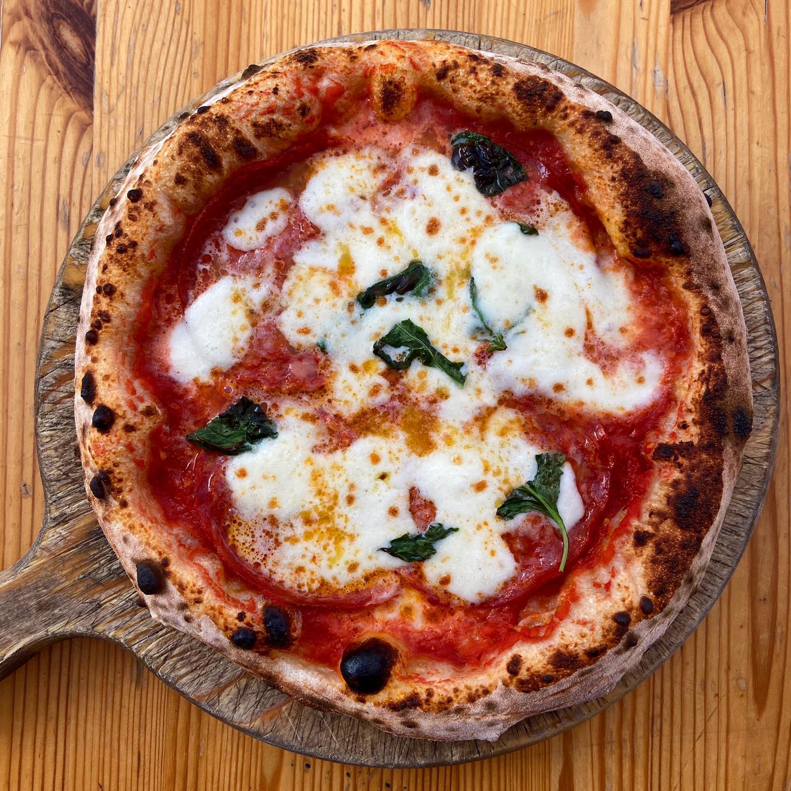 Di Italia, apakah biasa makan pizza dengan minyak pedas? Apakah ini lebih  merupakan tradisi atau penistaan? - Quora