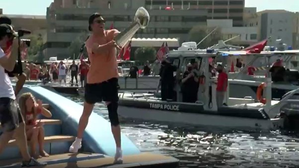 Mengapa Tom Brady melempar piala Lombardi di antara perahu? - Quora