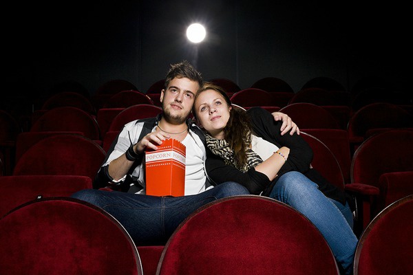 Pernahkah kamu melihat atau mengamati dinding bioskop? Mengapa Dinding Bioskop Dilapisi Bahan Karpet Revisi Id