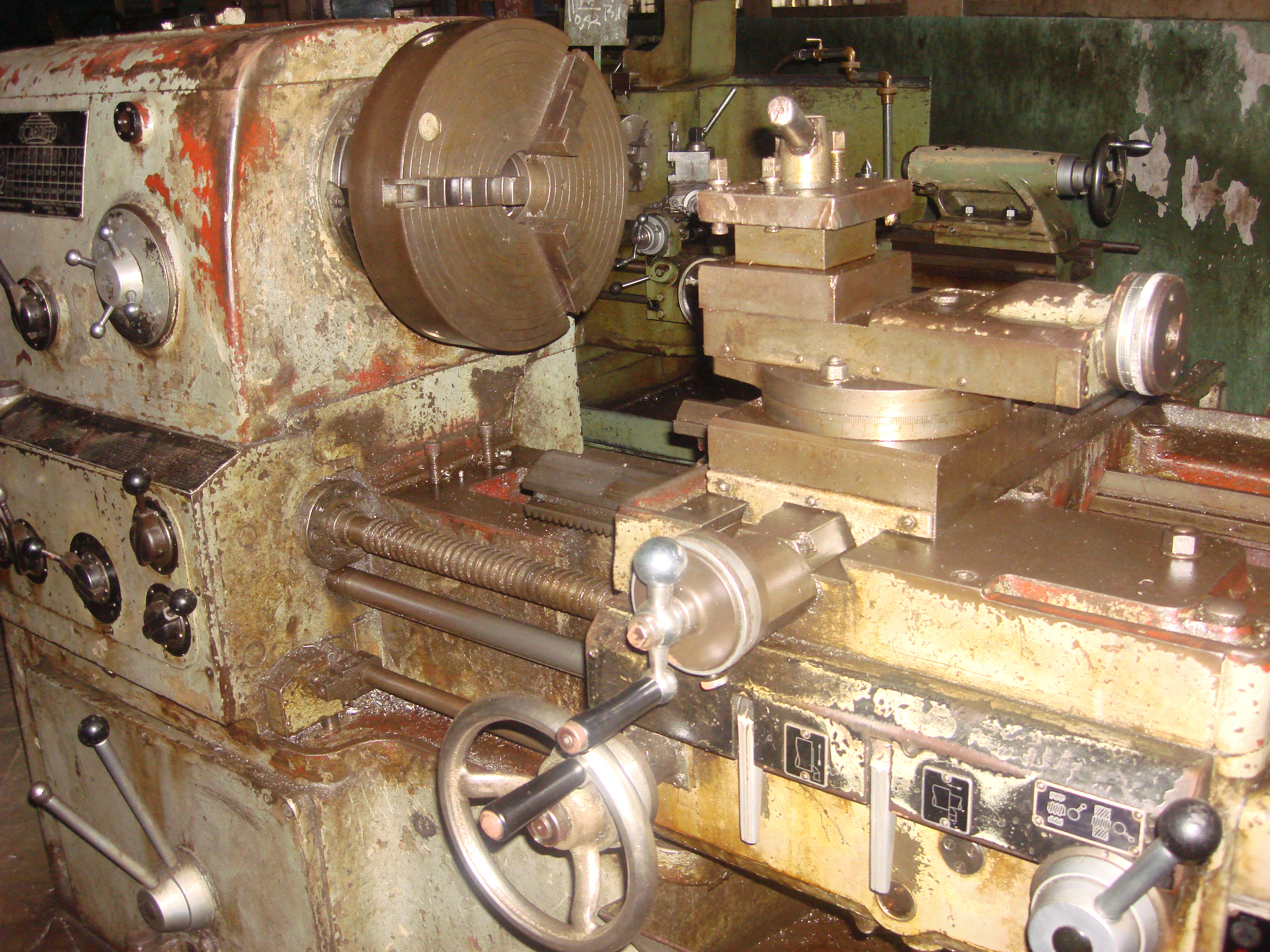 Apakah perbedaan utama mesin bubut konvensional dengan mesin bubut CNC? -  Quora