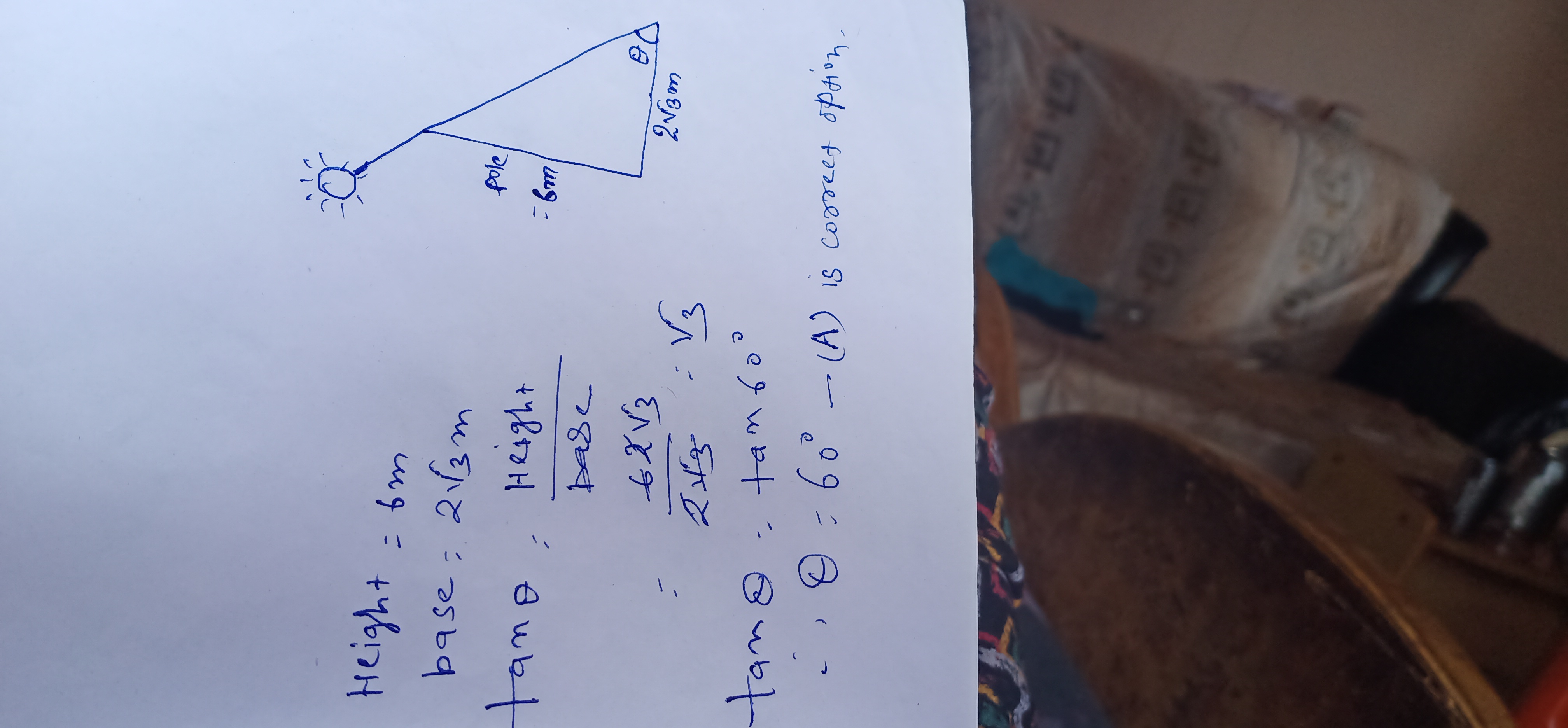 Jika sebuah tiang setinggi 6 m membuat bayangan dengan panjang 2√3 m di  tanah, maka ketinggian matahari adalah? (A) 60° (B) 45° (C) 30° (D) 90° -  Matematika sulap