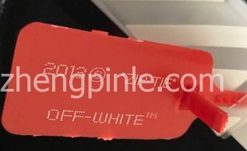 正品Off-White衣服帶有的紅色吊牌鎖扣