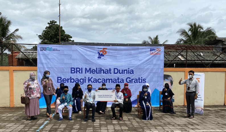 Waspada website palsu hadiah ulang tahun bri. BRI Cabang Cibadak Melihat Dunia, Bagikan 30 Kacamata