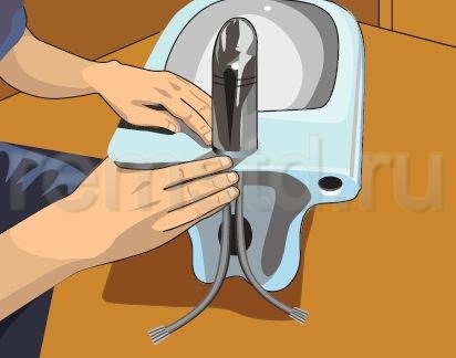 Подсоединяем гибкие шланги горячей и холодной воды