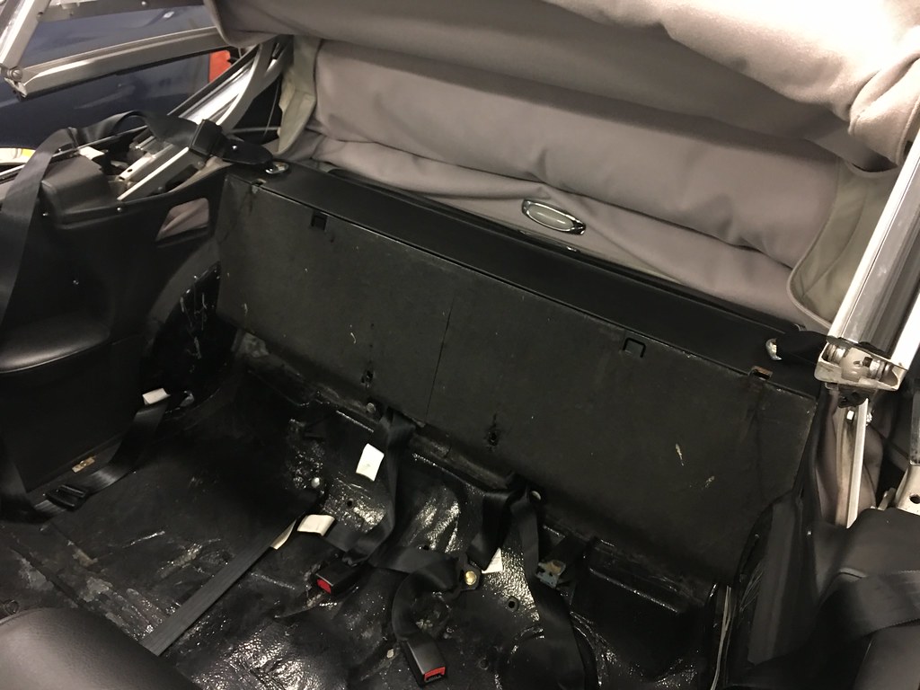 W111 Cabriolet rear seatbelts