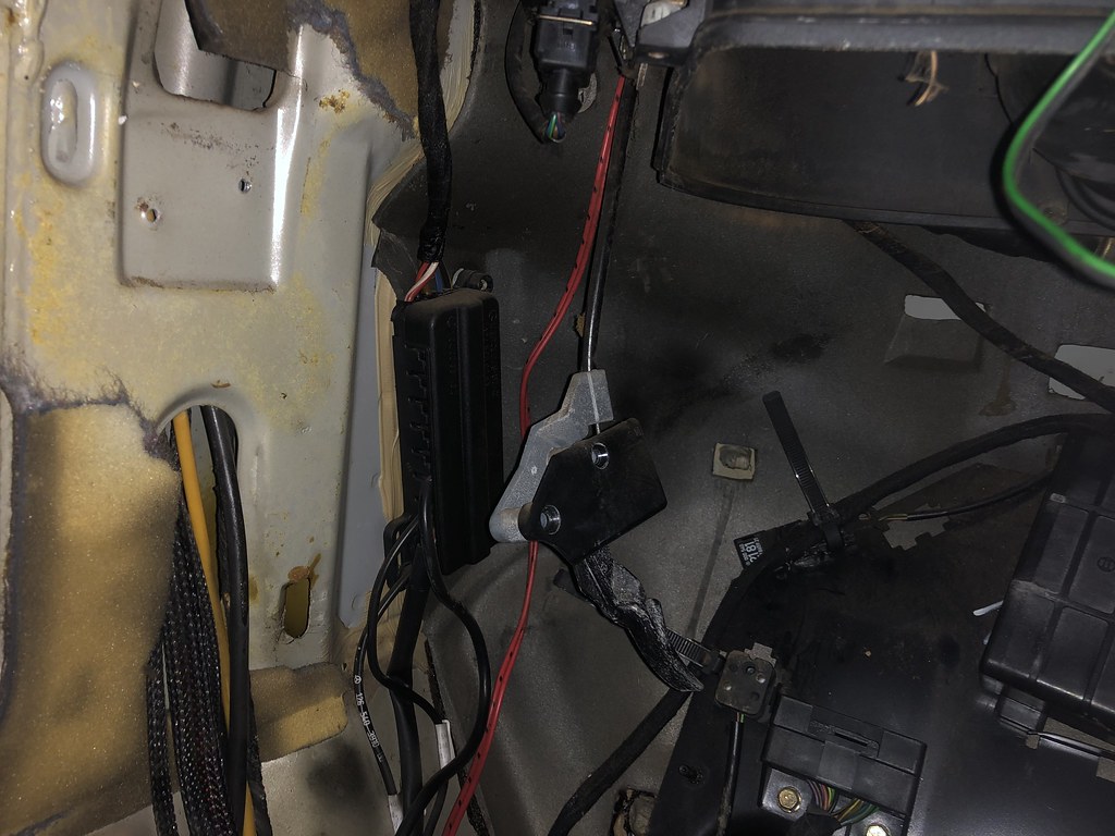 Locating the W126 X30 power block on RHD cars