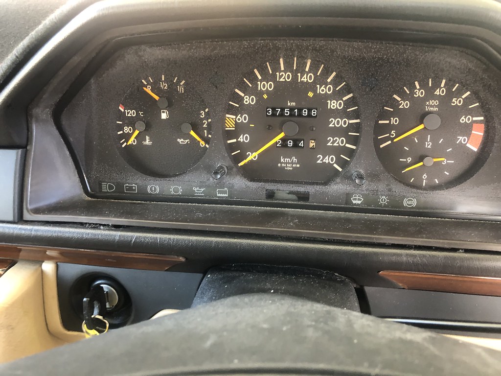 Refurbishing a W124 instrument cluster – Part 1:  Lubricating the speedo cable