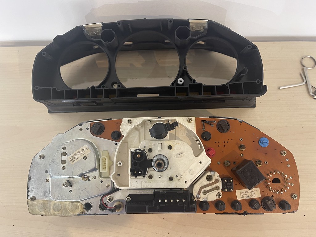 Refurbishing a W124 instrument cluster – Part 3: Changing the housing