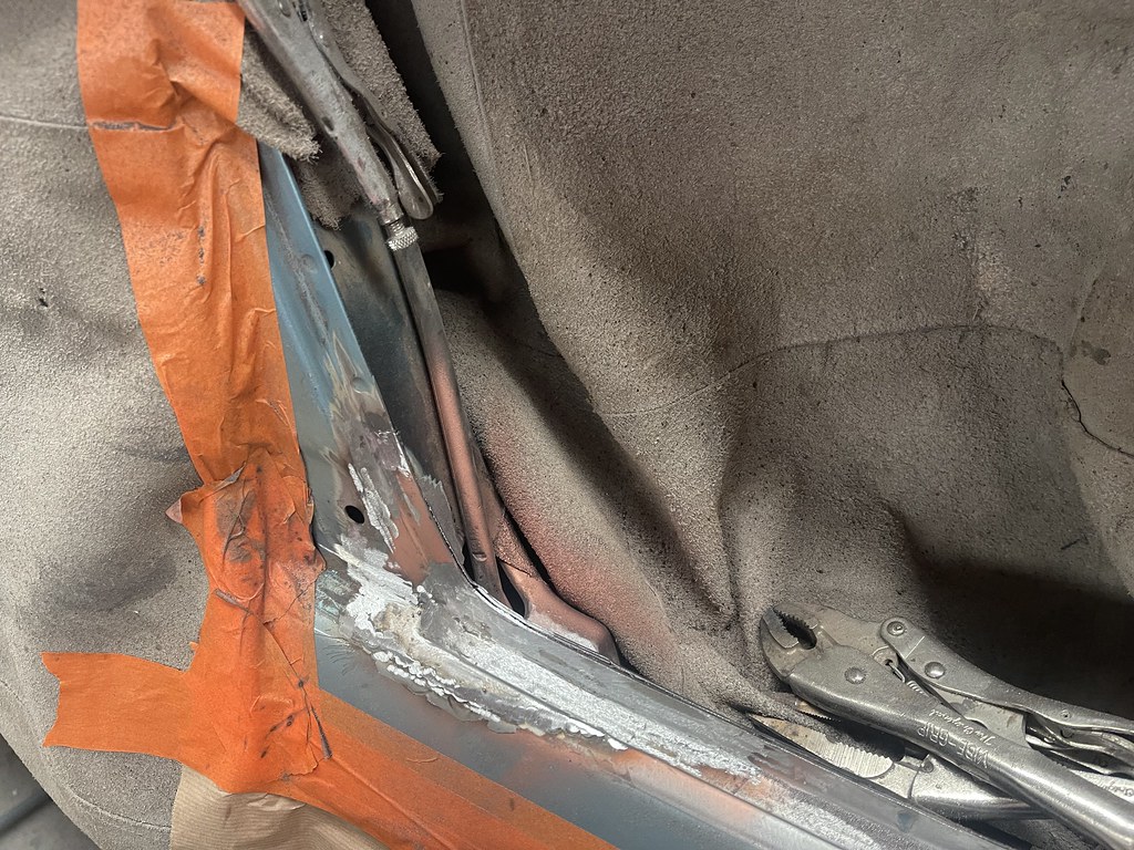 W124 crash repair – rust repair and repaint