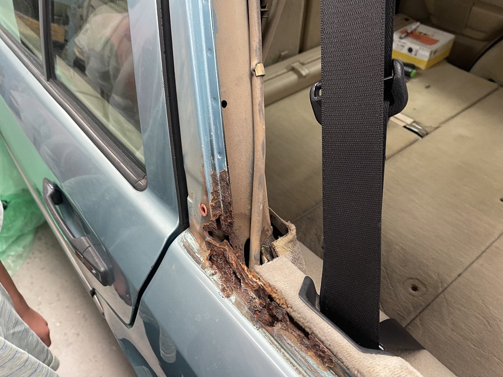W124 crash repair – disassembly and rear window rust