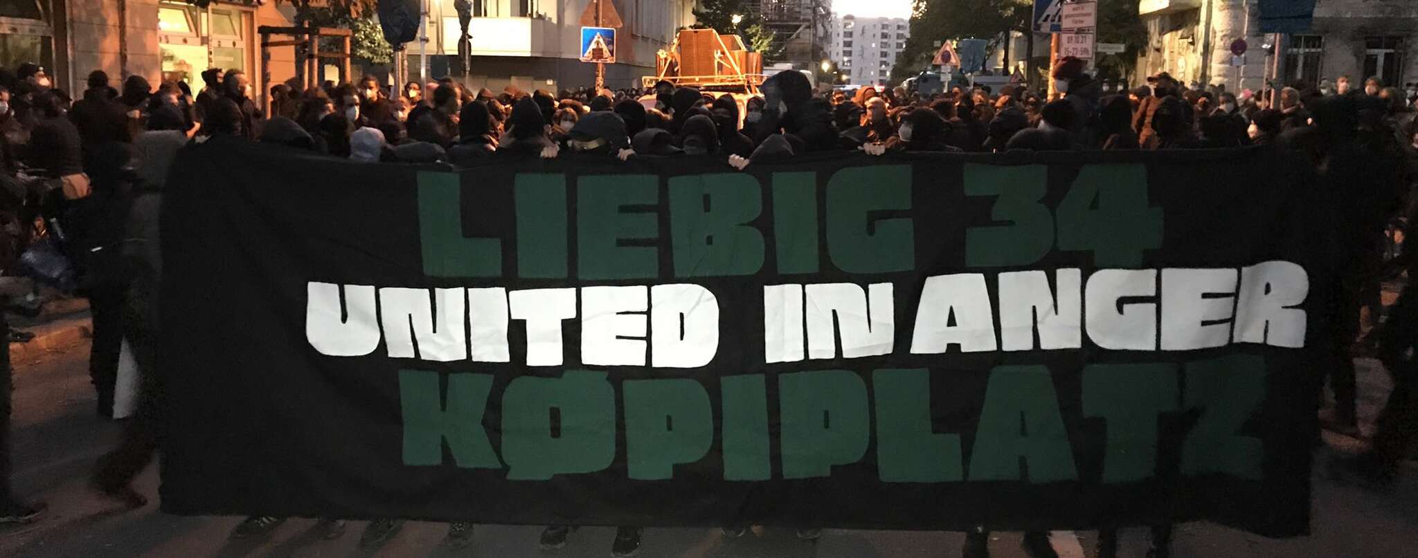 Vor Raumung Des Wagendorfs In Berlin Mitte Rund 1500 Autonome Ziehen Zum Kopi Platz Polizei Stoppt Demo Auf Der Oberbaumbrucke Opera News