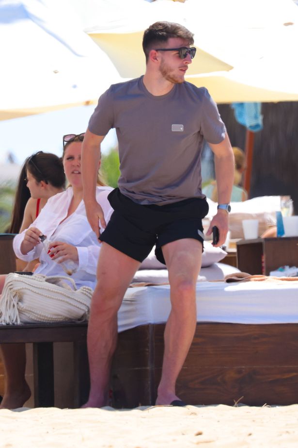 On sunday night at reading festival,. England Euro 2020 Hero Declan Rice Soaks Up Ibiza Sun With Girlfriend Lauren Fryer Opera News