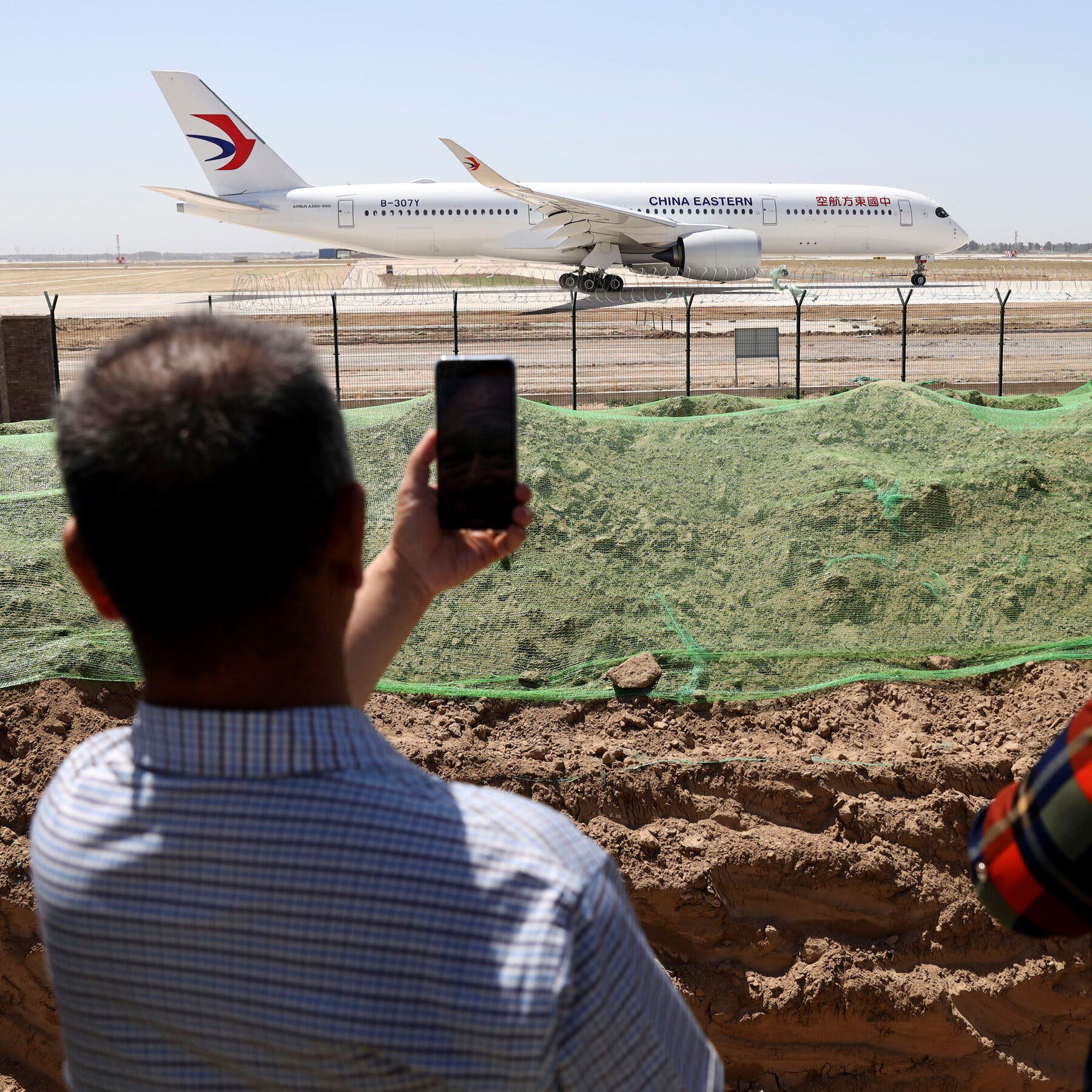 China Eastern Plane Crashes . Cwedwmaaclu7gm