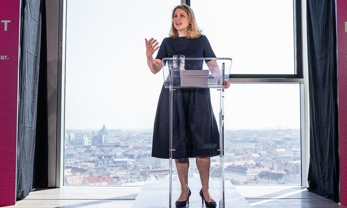 In dem modell mit der großen garage gibt es genügend platz für einen pkw mit bis zu 4,5 m metern länge. Orf Pressestunde Mit Mag Beate Meinl Reisinger Bundesparteivorsitzende Neos Opera News