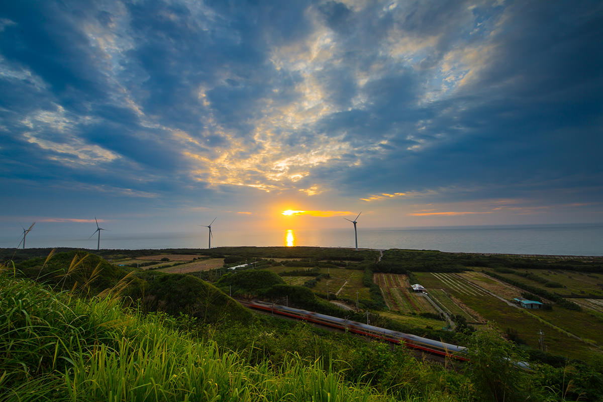 苗栗》後龍好望角 海景步道 情侶親子聖地 ｜風力發電風車｜Instagram 熱門打卡點