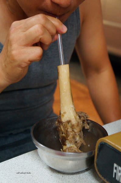 台中 呂記正宗岡山羊肉 冬天要大排長龍的人氣羊肉爐 羊肉不腥好吃 湯可無限續喔~