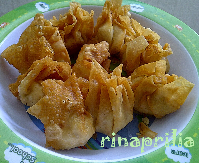Pangsit goreng sering disajikan bersama mie ayam atau . Pangsit Isi Tahu Catatan Kecil Rina